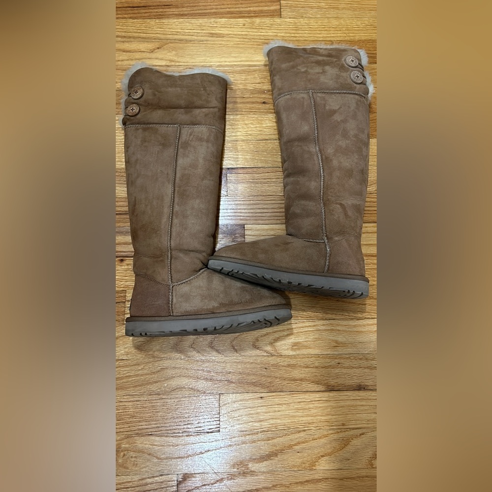 SOLD Over the knew UGG Bailey boots RARE Chestnut color